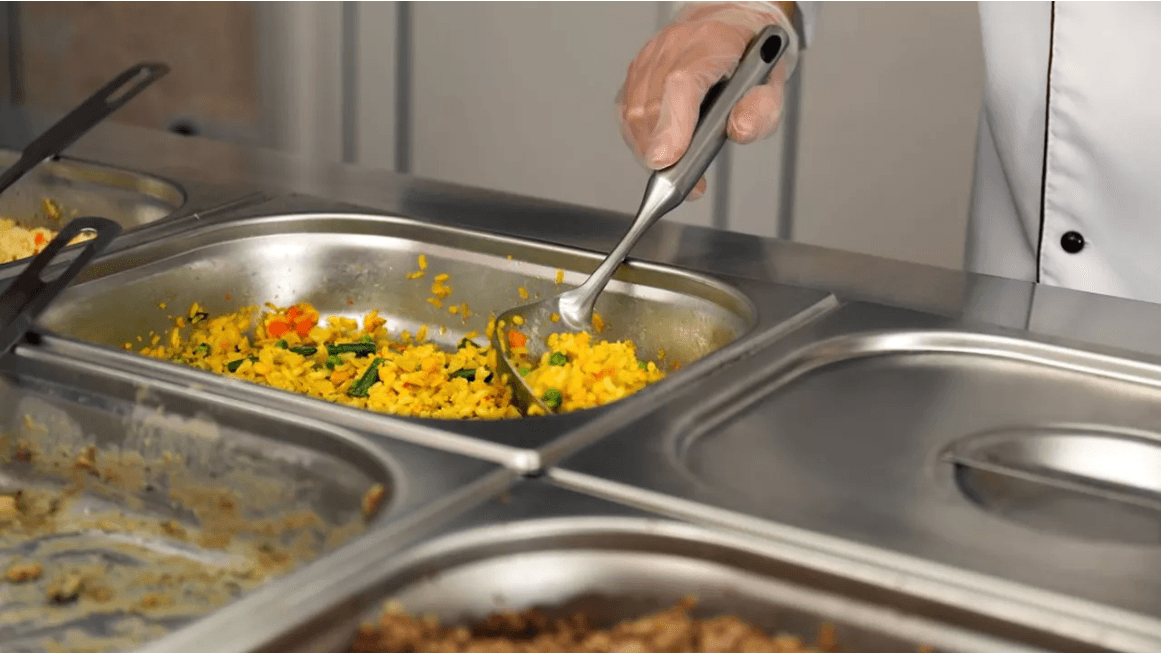 Cantines scolaires : face à l'interdiction du plastique, des élus créent une « factory » du lavage industriel